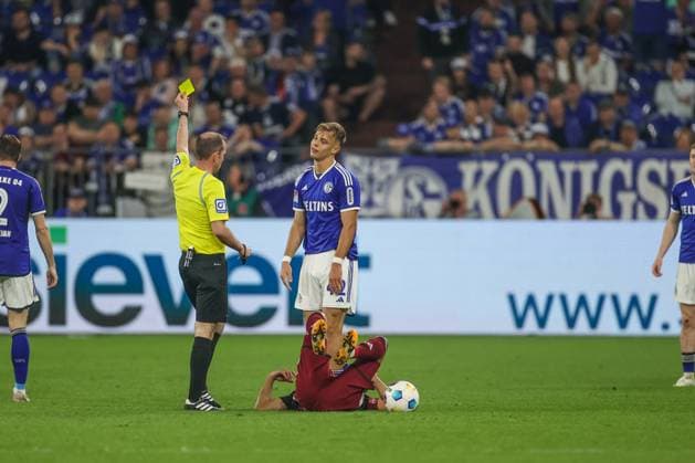 13 04 2024, Football, 2 Bundesliga, Matchday 29, Season 2023 2024, FC Schalke 04 1 FC Nuernberg, Keke Topp FC Schalke 04 sees the yellow card Gelsenkirchen Veltins Arena NRW Germany xRHR PHOTO TRx Copyright: RHR-FOTOx RHR-FOTO TR