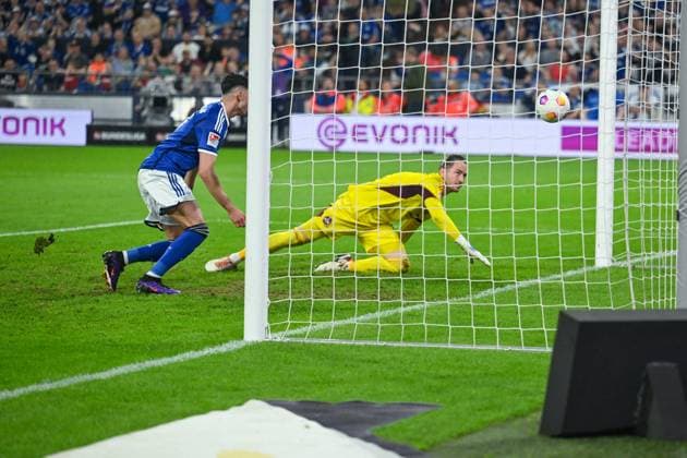 13 04 2024, Soccer, 2 Bundesliga, 29 Matchday Season 2023 2024, FC Schalke 04 1 FC Nuernberg, Yusuf Kabadayi FC Schalke 04 , Goalkeeper Carl Klaus 1 FC Nuernberg , xRHR PHOTO TKx Copyright: RHR-FOTOx RHR-FOTO TK
