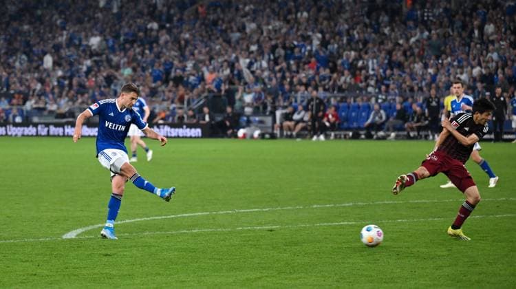 Paul Seguin FC Schalke 04 , left , scores the goal for 2 0 13 04 2024, Soccer season 2023 2024, 2 Bundesliga, Matchday 29, FC Schalke 04 1 FC Nürnberg Gelsenkirchen Veltins Arena Nordrhein Westfalen Germany Team2