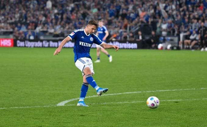 Paul Seguin FC Schalke 04 , left , scores the goal for 2 0 13 04 2024, Soccer season 2023 2024, 2 Bundesliga, Matchday 29, FC Schalke 04 1 FC Nürnberg Gelsenkirchen Veltins Arena Nordrhein Westfalen Germany Team2