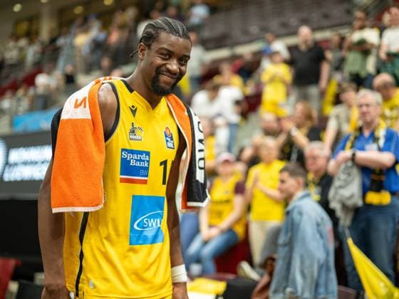 The Giants cheer and celebrate with their fans, Ariel Hukporti MHP Riesen Ludwigsburg, 15 GER, MHP Riesen Ludwigsburg vs MLP ACADEMICS Heidelberg, Basketball, Bundesliga, easycredit BBL, 28 Matchday, Season 2023 2024, 13 04 2024, GER, MHP Riesen Ludwigsburg vs MLP ACADEMICS Heidelberg, Basketball, Bundesliga, easycredit BBL, 28 Matchday, Season 2023 2024, 13 04 2024 Ludwigsburg Copyright: xEibner-Pressefoto SaschaxWaltherx EP_EER