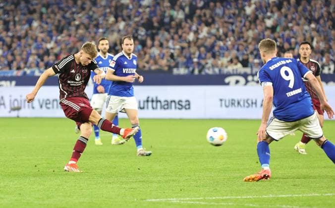 13 04 2024 Soccer Season 2023 2024 2 Soccer Bundesliga 29 Matchday FC Schalke 04 S04 Knappen 1 FC Nürnberg FCN Club Sportfoto Zink DaMa xdaxmax DFL regulations prohibit any use of photographs as image sequences and or quasi video only for editorial use Finn Jeltsch 44, 1 FC Nürnberg FCN with shot on goal