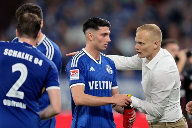 Yusuf Kabadayi FC Schalke 04 and head coach Karel Geraerts FC Schalke 04 at the match of the 2 BL season 2023 24 FC Schalke 04 1 FC Nürnberg Copyright Thomas Pakusch
