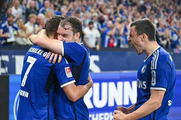 13 04 2024, Soccer, 2 Bundesliga, 29 Matchday Season 2023 2024, FC Schalke 04 1 FC Nuernberg, Paul Seguin FC Schalke 04 celebrates the goal to 2 0 with Thomas Ouwejan FC Schalke 04 and Ron Schallenberg FC Schalke 04 xRHR PHOTO TKx Copyright: RHR-FOTOx RHR-FOTO TK