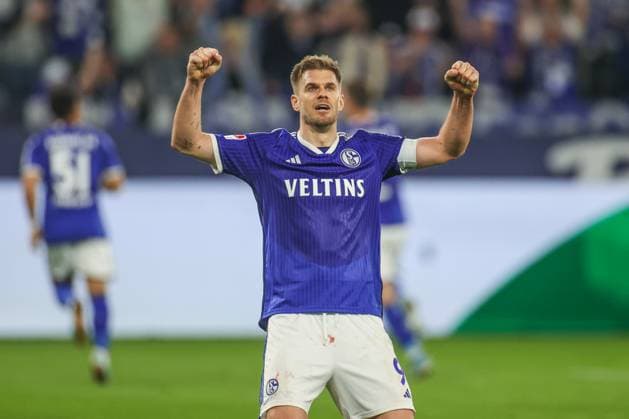 13 04 2024, Football, 2 Bundesliga, Matchday 29, Season 2023 2024, FC Schalke 04 1 FC Nuernberg, Simon Terodde FC Schalke 04 cheers Gelsenkirchen Veltins Arena NRW Germany xRHR PHOTO TRx Copyright: RHR-FOTOx RHR-FOTO TR