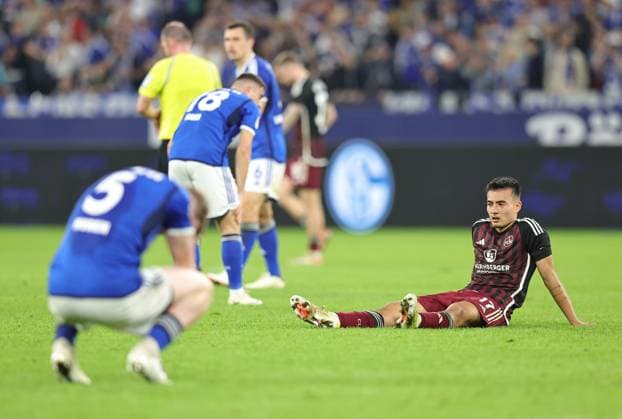13 04 2024 Soccer Season 2023 2024 2 Soccer Bundesliga 29 Matchday FC Schalke 04 S04 Knappen 1 FC Nürnberg FCN Club Sportfoto Zink DaMa xdaxmax DFL regulations prohibit any use of photographs as image sequences and or quasi video only for editorial use Jens Castrop 17, 1 FC Nürnberg FCN disappointed Disappointment Team Team of FC Schalke exhausted