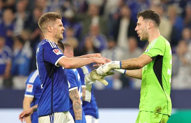 13 04 2024 Soccer Season 2023 2024 2 Soccer Bundesliga 29 Matchday FC Schalke 04 S04 Knappen 1 FC Nürnberg FCN Club Sportfoto Zink DaMa xdaxmax DFL regulations prohibit any use of photographs as image sequences and or quasi video only for editorial use Freude Jubel nach Spielende Simon Terodde 9, FC Schalke 04 S04 Marius Müller Mueller 32, FC Schalke 04 S04 jubelt freut sich Freude klatschen ab