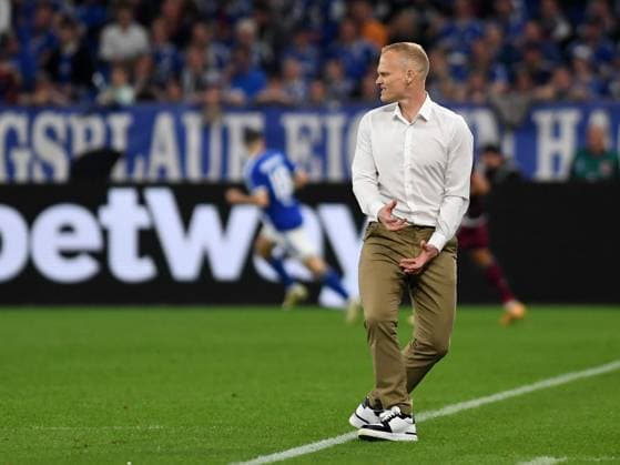 13 04 2024, Gelsenkirchen, Germany, VELTINS Arena, FC Schalke 04 vs 1 FC Nuernberg 2 Bundesliga, Coach Karel Geraerts FC Schalke 04 gestures, gestures Photo Ralf Treese DFB DFL REGULATIONS PROHIBIT ANY USE OF PHOTOGRAPHS AS IMAGE SEQUENCES AND OR QUASI VIDEO Gelsenkirchen VELTINS Arena North Rhine Westphalia Germany 521_S04FCN20240413_047 Treese-521