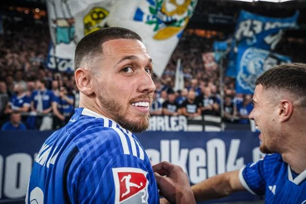 Soccer 2 Bundesliga 2023 2024, Matchday 29, FC Schalke 04 1 FC Nürnberg Veltins Arena, Gelsenkirchen Schalkes Darko Churlinov after his teams victory in front of the fan stand Gelsenkirchen Veltins Arena Germany Copyright: xJoeranxSteinsiekx