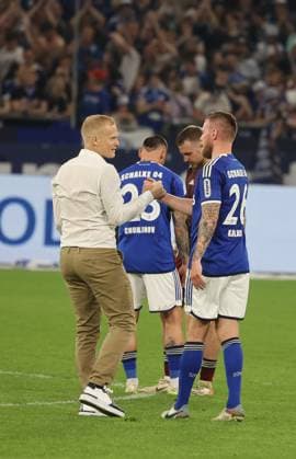 Schalkes coach Karel geraerts thanks Tomas Kalas schalke 04 26 , FC Schalke 04 vs 1 FC Nuernberg, 2 Fussball Bundesliga, Fußball, Saison 2023 24, 29 Spieltag, 13 04 2024, DFL REGULATES PROHIBIT ANY USE OF PHOTOGRAPHS AS IMAGE SEQUENCES AND OR QUASI hVIDEO, FC Schalke 04 vs 1 FC Nuernberg, 2 Fussball Bundesliga, Football, Season 2023 24, 29 Matchday, 13 04 2024, Gelsenkirchen Copyright: xEibner-Pressefoto JoergxNiebergax EP_JNL