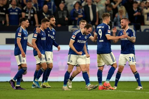 The FC Schalke 04 players celebrate the 2-0 goal by Paul Seguin FC Schalke 04 during the match of the 2 BL season 2023 24 FC Schalke 04 1 FC Nürnberg Copyright Thomas Pakusch