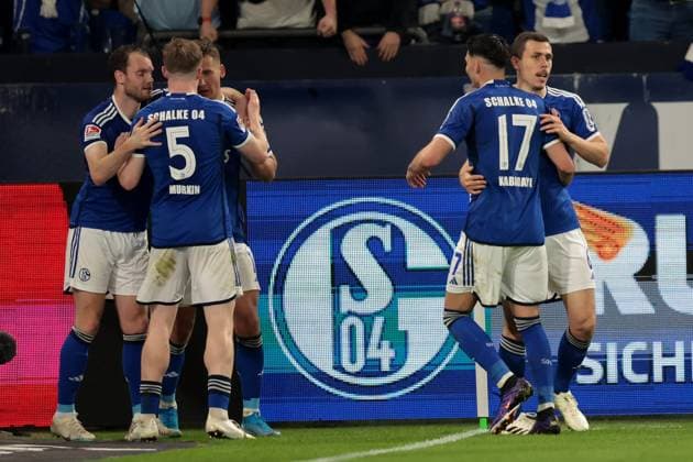 The FC Schalke 04 players celebrate the 2-0 goal by Paul Seguin FC Schalke 04 during the match of the 2 BL season 2023 24 FC Schalke 04 1 FC Nürnberg Copyright Thomas Pakusch