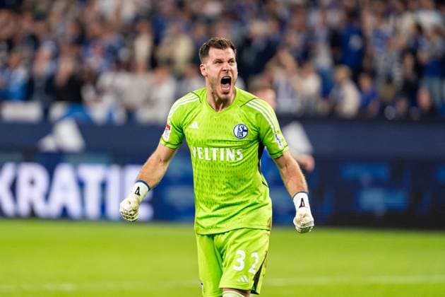 GER, 2 FBL, FC Schalke 04 vs 1 FC Nürnberg Nuernberg 13 04 2024, Veltins Arena, Gelsenkirchen, GER, 2 FBL, FC Schalke 04 vs 1 FC Nürnberg Nuernberg In the picture Marius Müller FC Schalke 04, 32 after the final whistle, is happy, screams, is relieved nordphotoxGmbHxx xChristianxSchulze nph000300