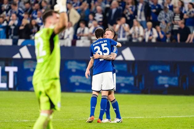 GER, 2 FBL, FC Schalke 04 vs 1 FC Nürnberg Nuernberg 13 04 2024, Veltins Arena, Gelsenkirchen, GER, 2 FBL, FC Schalke 04 vs 1 FC Nürnberg Nuernberg In the picture Gestures, facial expressions, emotions, relief, hugging each other, Marcin KamiÅ ski FC Schalke 04, 35 nordphotoxGmbHxx xChristianxSchulze nph000300