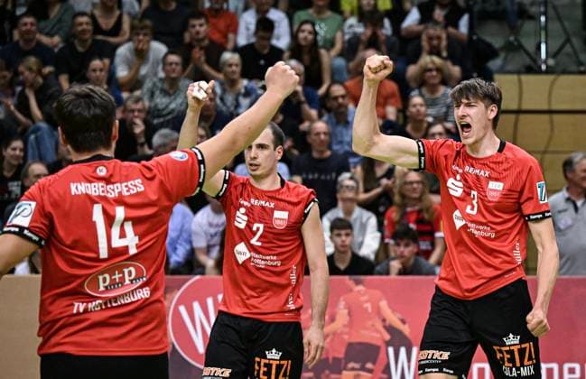 Volleyball 2 Bundesliga season 2023 2024 TV Rottenburg TV Buehl 13 04 2024 JUBEL TV Rottenburg Jan Huber, Moritz Rauber and Oliver Knobelspiess v re