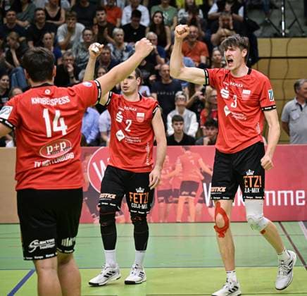 Volleyball 2 Bundesliga season 2023 2024 TV Rottenburg TV Buehl 13 04 2024 JUBEL TV Rottenburg Jan Huber, Moritz Rauber and Oliver Knobelspiess v re