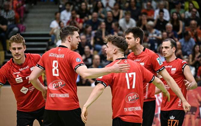 Volleyball 2 Bundesliga season 2023 2024 TV Rottenburg TV Buehl 13 04 2024 JUBEL TV Rottenburg Timon Schippmann, Niklas Lichtenauer, Aurel Sprenger, co-coaches Felix Weber and Moritz Rauber from left to right