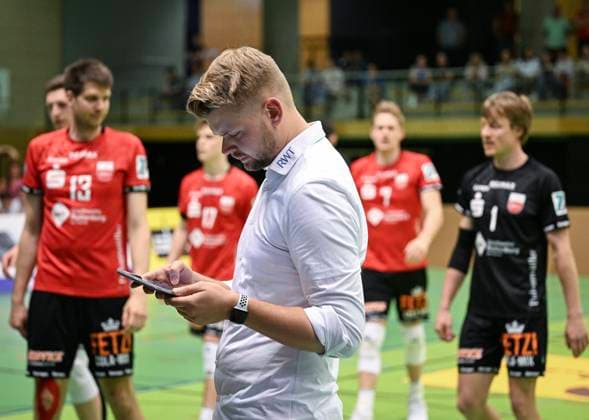 Volleyball 2 Bundesliga season 2023 2024 TV Rottenburg TV Buehl 13 04 2024 Coach Jan Scheuermann TV Rottenburg watches a scene again on the tablet before the time-out