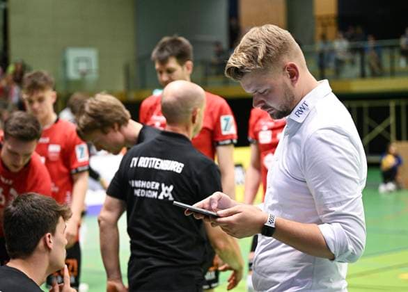 Volleyball 2 Bundesliga season 2023 2024 TV Rottenburg TV Buehl 13 04 2024 Coach Jan Scheuermann TV Rottenburg watches a scene again on the tablet before the time-out