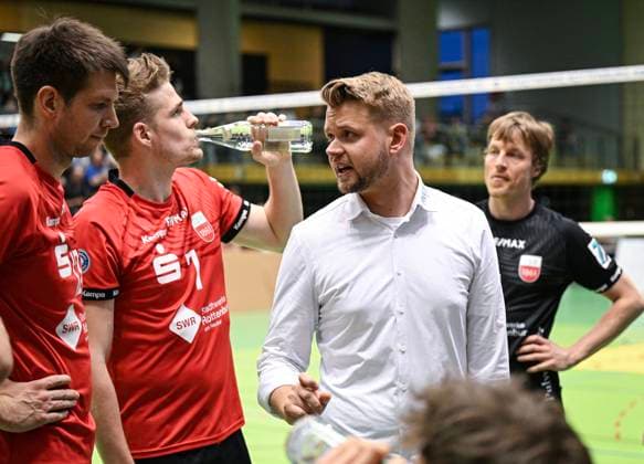Volleyball 2 Bundesliga season 2023 2024 TV Rottenburg TV Buehl 13 04 2024 Time-out TV Rottenburg Co coach Felix Weber, Timon Schippmann, coach Jan Scheuermann and Dirk Mehlberg from left to right