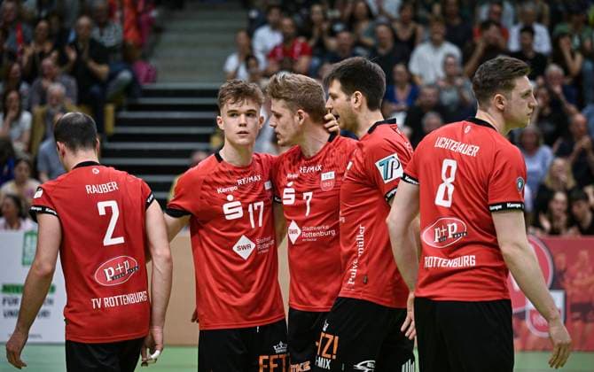 Volleyball 2 Bundesliga season 2023 2024 TV Rottenburg TV Buehl 13 04 2024 Team circle TV Rottenburg Moritz Rauber, Aurel Sprenger, Timon Schippmann, co-coaches Felix Weber and Niklas Lichtenauer from left to right
