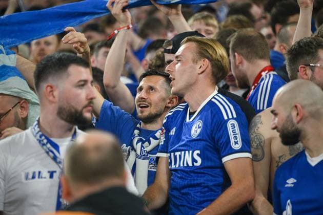 13 04 2024, Soccer, 2 Bundesliga, 29 Matchday Season 2023 2024, FC Schalke 04 1 FC Nuernberg, Timo Becker player Holstein Kiel and former Schalke 04 player and Steven Skrzybski player Holstein Kiel and former Schalke 04 player in the Nordkuve Gelsenkirchen xRHR PHOTO TKx Copyright: RHR-FOTOx RHR-FOTO TK