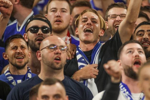 13 04 2024, Football, 2 Bundesliga, Matchday 29, Season 2023 2024, FC Schalke 04 1 FC Nuernberg, f l Steven Skrzybski Holstein Kiel ,Timo Becker Holstein Kiel cheering in the Nordkurve Gelsenkirchen Veltins Arena NRW Germany xRHR PHOTO TRx Copyright: RHR-FOTOx RHR-FOTO TR