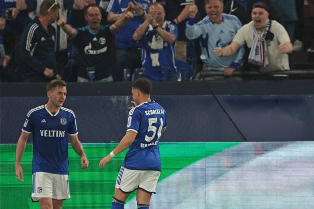 Paul Seguin FC Schalke 04 celebrates his 2-0 goal during the match of the 2 BL season 2023 24 FC Schalke 04 1 FC Nürnberg Copyright Thomas Pakusch
