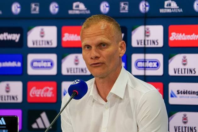 Soccer 2 Bundesliga 2023 2024, Matchday 29, FC Schalke 04 1 FC Nürnberg Veltins Arena, Gelsenkirchen Schalke coach Karel Geraerts at the press conference Gelsenkirchen Veltins Arena Germany Copyright: xJoeranxSteinsiekx