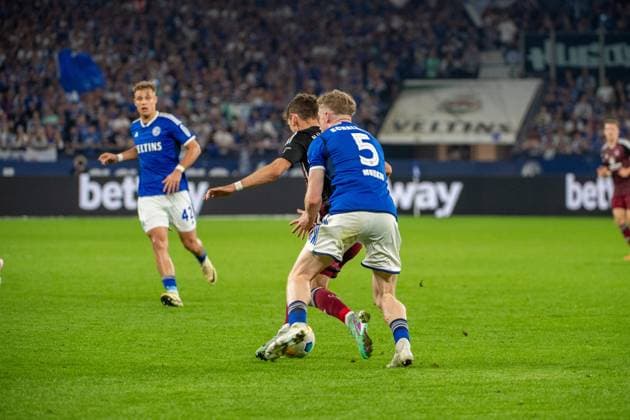 2 Soccer Bundesliga FC Schalke 04 1 FC Nürnberg 13 04 2024 Derry John Murkin FC Schalke 04, 5 , in duel with Benjamin Goller 1 FC Nürnberg, 14 2 Soccer Bundesliga FC Schalke 04 1 FC Nürnberg, 29 Matchday, on 13 04 2024, Veltins Arena, Gelsenkirchen DFL REGULATIONS PROHIBIT ANY USE OF PHOTOGRAPHS AS IMAGE SEQUENCES AND OR QUASI VIDEO Copyright: xBEAUTIFULxSPORTS Erlhofx