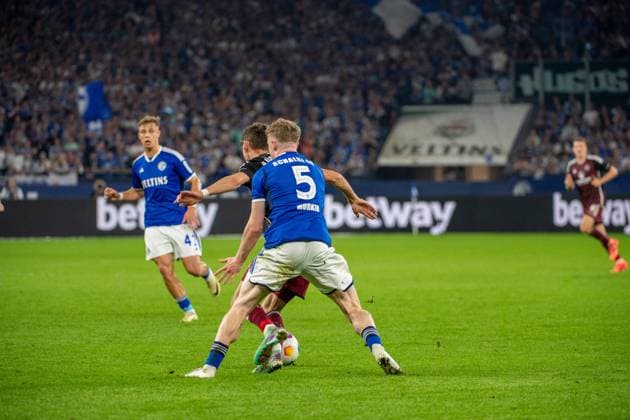 2 Soccer Bundesliga FC Schalke 04 1 FC Nürnberg 13 04 2024 Derry John Murkin FC Schalke 04, 5 , in duel with Benjamin Goller 1 FC Nürnberg, 14 2 Soccer Bundesliga FC Schalke 04 1 FC Nürnberg, 29 Matchday, on 13 04 2024, Veltins Arena, Gelsenkirchen DFL REGULATIONS PROHIBIT ANY USE OF PHOTOGRAPHS AS IMAGE SEQUENCES AND OR QUASI VIDEO Copyright: xBEAUTIFULxSPORTS Erlhofx
