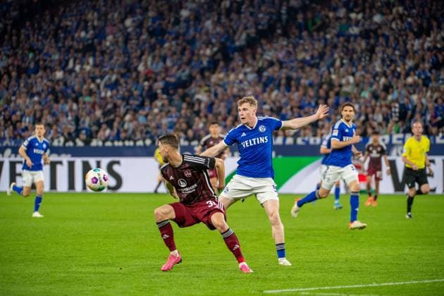 2 Soccer Bundesliga FC Schalke 04 1 FC Nürnberg 13 04 2024 Derry John Murkin FC Schalke 04, 5 , 2 Soccer Bundesliga FC Schalke 04 1 FC Nürnberg, 29 Matchday, on 13 04 2024, Veltins Arena, Gelsenkirchen DFL REGULATIONS PROHIBIT ANY USE OF PHOTOGRAPHS AS IMAGE SEQUENCES AND OR QUASI VIDEO Copyright: xBEAUTIFULxSPORTS Erlhofx
