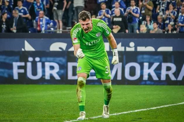 Soccer 2 Bundesliga 2023 2024, Matchday 29, FC Schalke 04 1 FC Nürnberg Veltins Arena, Gelsenkirchen Schalke goalkeeper Marius Müller screams out his joy about the 2 0 victory Pose, victory fist, gestures, facial expressions Gelsenkirchen Veltins Arena Germany Copyright: xJoeranxSteinsiekx