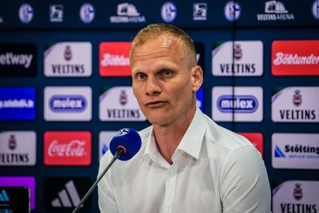 Soccer 2 Bundesliga 2023 2024, Matchday 29, FC Schalke 04 1 FC Nürnberg Veltins Arena, Gelsenkirchen Schalke coach Karel Geraerts Gelsenkirchen Veltins Arena Germany Copyright: xJoeranxSteinsiekx