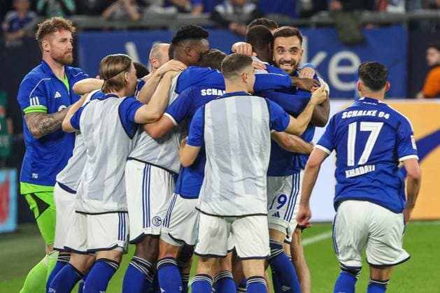 2 Bundesliga FC Schalke 04 1 FC Nürnberg on 13 April 2024 at the Veltins Arena in Schalke Cheering, goal celebration, goal scorer, goal scorer Kenan Karaman Schalke 19 celebrates with the team after his goal to make it 1 - 0 MH