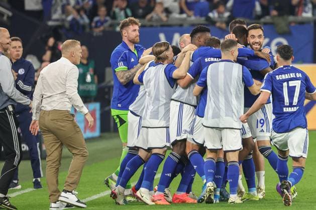 2 Bundesliga FC Schalke 04 1 FC Nürnberg on 13 April 2024 at the Veltins Arena in Schalke Cheering, goal celebration, goal scorer, goal scorer Kenan Karaman Schalke 19 celebrates with the team after his goal to make it 1 - 0 MH