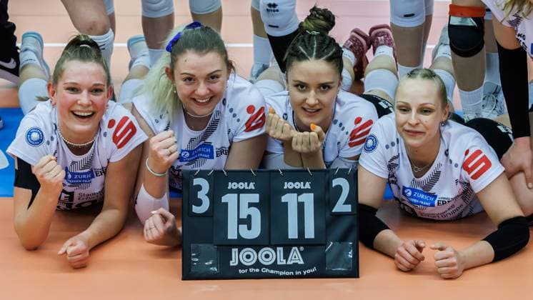 from left Pia Mohr Schwarz Weiss Erfurt, 10 , Tina De Groot Schwarz Weiss Erfurt, 12 , Alina Zellin Schwarz Weiss Erfurt, 1 , Antonia Greskamp Schwarz Weiss Erfurt, 9 Jubel, celebration, 13 04 2024, Erfurt Germany , Volleyball, 2 Bundesliga Women Pro, Schwarz Weiss Erfurt DSHS Snowtrex Köln xprx