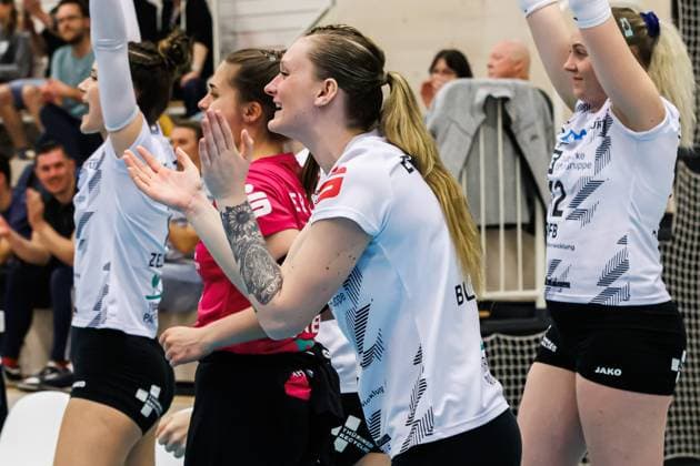 Ashlyn Blotzer Schwarz Weiss Erfurt, 7 , cheering, 13 04 2024, Erfurt Germany , Volleyball, 2 Bundesliga Women Pro, Schwarz Weiss Erfurt DSHS Snowtrex Köln xprx