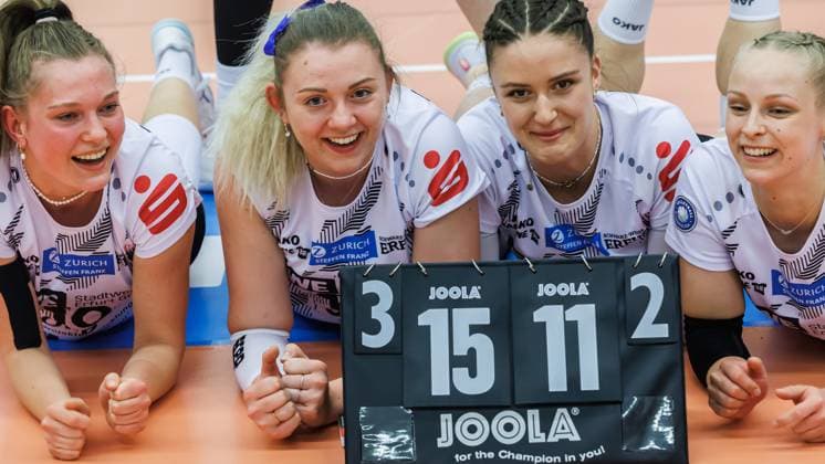 from left Pia Mohr Schwarz Weiss Erfurt, 10 , Tina De Groot Schwarz Weiss Erfurt, 12 , Alina Zellin Schwarz Weiss Erfurt, 1 , Antonia Greskamp Schwarz Weiss Erfurt, 9 Jubel, celebration, 13 04 2024, Erfurt Germany , Volleyball, 2 Bundesliga Women Pro, Schwarz Weiss Erfurt DSHS Snowtrex Köln xprx