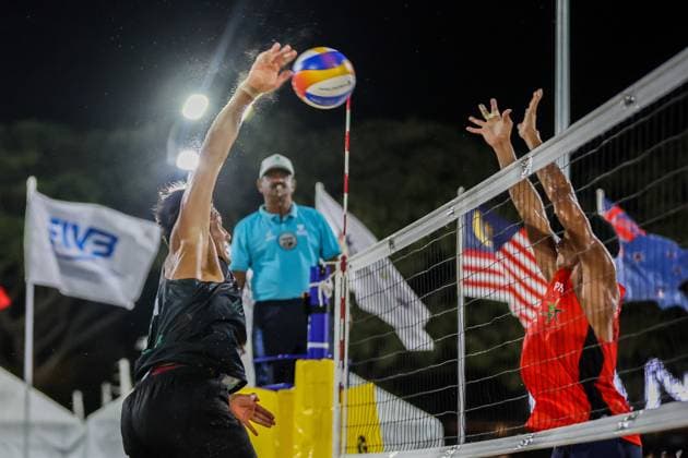 (240414) -- LAGUNA PROVINCE, April 14, 2024 -- Japan s Yusuke Ishijima (L) compete against the Philippines James Buytrago (R) during the men s quarterfinals match between James Buytrago Rancel Varga of the Philippines and Yusuke Ishijima Kensuke Shoji of Japan at the Volleyball World Beach Pro Tour Futures in Laguna Province, the Philippines, April 13, 2024. ) (SP)THE PHILIPPINES-LAGUNA PROVINCE Beach volleyball, Beachvolleyball BEACH PRO TOUR FUTURES-QUARTERFINALS ROUELLExUMALI 