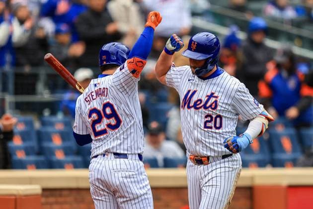 MLB, Baseball Herren, USA Kansas City Royals Vs New York Mets Pete Alonso 20 of the New York Mets is being congratulated by his teammate DJ Stewart 29 after hitting a home run during the sixth inning of the baseball game against the Kansas City Royals at Citi Field in New York City, N.Y., on April 13, 2024. New York N.Y. United States  Copyright: xGordonxDonovanx originalFilename:donovan-kansasci240413_npmxT.jpg