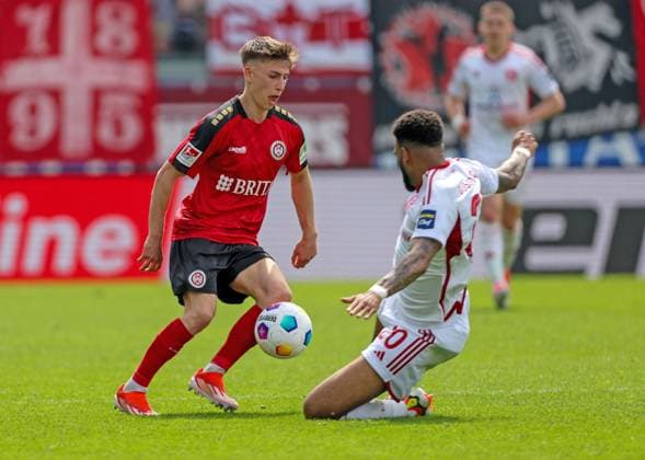 Soccer 2 BL SV Wehen Wiesbaden Fortuna Düsseldorf 13 04 24, Nick Bätzner SVWW , Jamil Siebert Fortuna ,