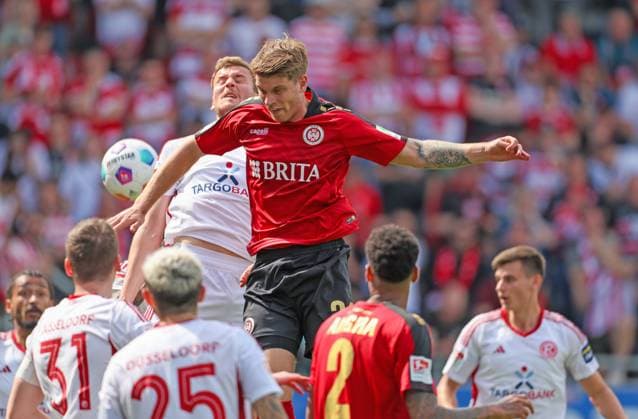 Soccer 2 BL SV Wehen Wiesbaden Fortuna Düsseldorf 13 04 24, Christoph Daferner Fortuna , Marcus Mathisen SVWW ,