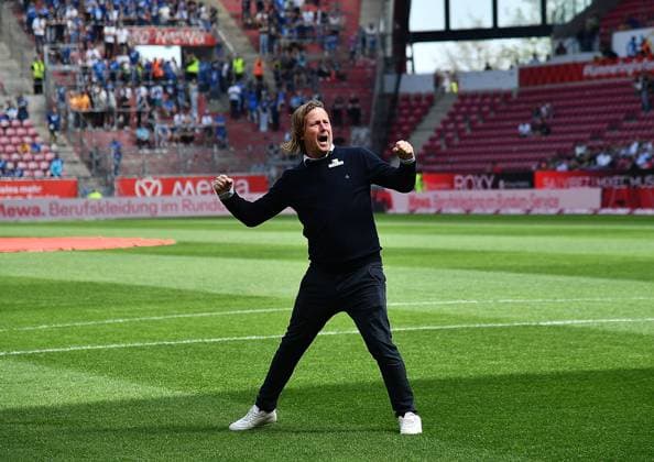 13 04 2024, xhbx, Soccer 1 Bundesliga, FSV Mainz 05 TSG Hoffenheim emspor, v l Coach Bo Henriksen FSV Mainz 05 heats up the fans before the game DFL DFB REGULATIONS PROHIBIT ANY USE OF PHOTOGRAPHS as IMAGE SEQUENCES and or QUASI VIDEO Mainz