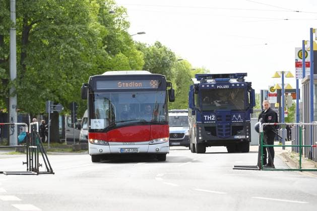 14 04 2024, xtgx, Soccer 2 Bundesliga, Soccer 2 Bundesliga, Eintracht Braunschweig Hannover 96 emspor, v l Buses with guest fans being escorted by police vehicles and water cannons, symbol photo, symbol image police, police officers, derby, security, water cannon DFL DFB REGULATIONS PROHIBIT ANY USE OF PHOTOGRAPHS as IMAGE SEQUENCES and or QUASI VIDEO Braunschweig