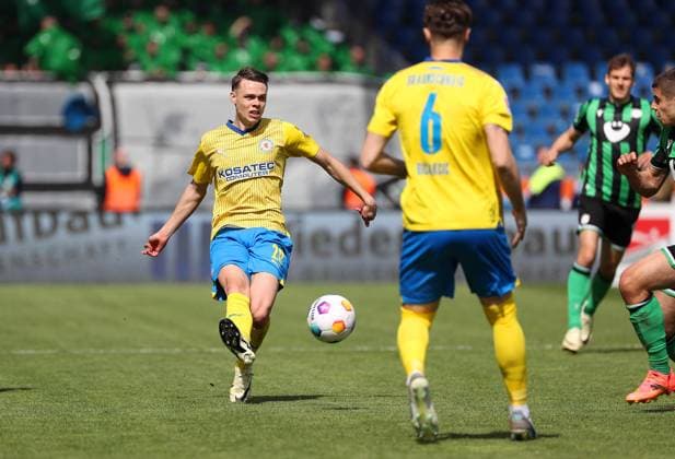Braunschweig vs Hannover, 2 BL Braunschweig, 14 04 2024, FOOTBALL Eintracht Braunschweig vs Hannover 96, 2 BL, Season 2023 24 Thorir Johann Helgason Eintracht Braunschweig Braunschweig