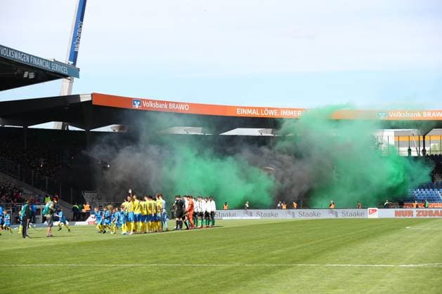 14 04 2024, xtgx, Soccer 2 Bundesliga, Soccer 2 Bundesliga, Eintracht Braunschweig Hannover 96 emspor, v l Hannover Fans zuenden Pyrotechnik DFL DFB REGULATIONS PROHIBIT ANY USE OF PHOTOGRAPHS as IMAGE SEQUENCES and or QUASI VIDEO Braunschweig
