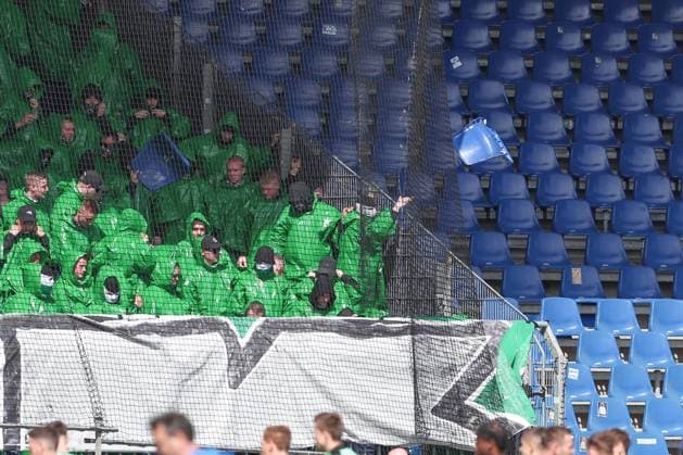 14 04 2024, xtgx, Fussball 2 Bundesliga, Fussball 2 Bundesliga, Eintracht Braunschweig Hannover 96 emspor, v l Hannover Fans werfen Sitzschalen DFL DFB REGULATIONS PROHIBIT ANY USE OF PHOTOGRAPHS as IMAGE SEQUENCES and or QUASI VIDEO Braunschweig