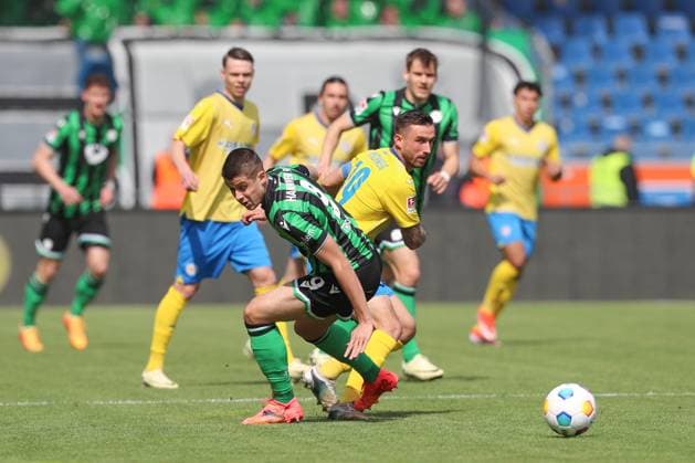 14 04 2024, xtgx, Soccer 2 Bundesliga, Soccer 2 Bundesliga, Eintracht Braunschweig Hannover 96 emspor, v l Nicolo Tresoldi Hannover, 9 , Robin Krausse Braunschweig, 39 duel, fight, tackle DFL DFB REGULATIONS PROHIBIT ANY USE OF PHOTOGRAPHS as IMAGE SEQUENCES and or QUASI VIDEO Braunschweig