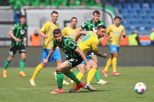 14 04 2024, xtgx, Soccer 2 Bundesliga, Soccer 2 Bundesliga, Eintracht Braunschweig Hannover 96 emspor, v l Nicolo Tresoldi Hannover, 9 , Robin Krausse Braunschweig, 39 duel, fight, tackle DFL DFB REGULATIONS PROHIBIT ANY USE OF PHOTOGRAPHS as IMAGE SEQUENCES and or QUASI VIDEO Braunschweig